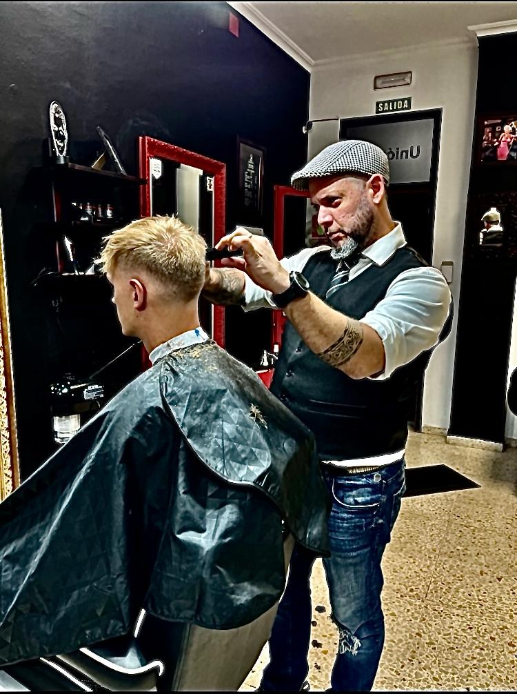 Barbero trabajando